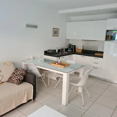 Appartement Le Lodge, T2 Classe 3 Etoiles Avec Jardin, Parking, Piscine & A 2 Pas Menton