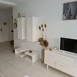 Apartment Le Lodge, T2 Classe 3 Etoiles Avec Jardin, Parking, Piscine & A 2 Pas Menton