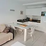 Apartment Le Lodge, T2 Classe 3 Etoiles Avec Jardin, Parking, Piscine & A 2 Pas Menton