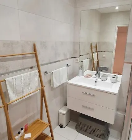 Le Lodge, T2 Classe 3 Etoiles Avec Jardin, Parking, Piscine & A 2 Pas