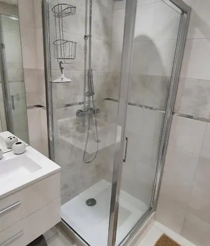 Le Lodge, T2 Classe 3 Etoiles Avec Jardin, Parking, Piscine & A 2 Pas Menton