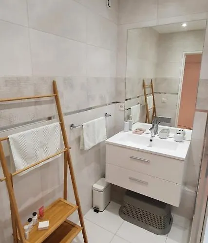 Le Lodge, T2 Classe 3 Etoiles Avec Jardin, Parking, Piscine & A 2 Pas